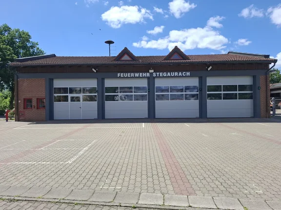 Fahrzeughalle mit Umkleidespinden.png