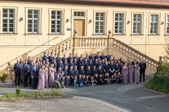 Gruppenfoto mit allen Abteilungen, 2024.png